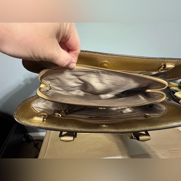 Michael Kors Large Savannah Satchel - Picture 11 of 14